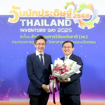 อาจารย์คณะ ICT ม.มหิดล (ICT Mahidol) เข้าร่วมงานแถลงข่าวการจัดงาน “วันนักประดิษฐ์” ประจำปี 2568 (Thailand Inventors’ Day 2025) และรางวัลการวิจัยแห่งชาติฯ พร้อมรับมอบช่อดอกไม้แสดงความยินดี