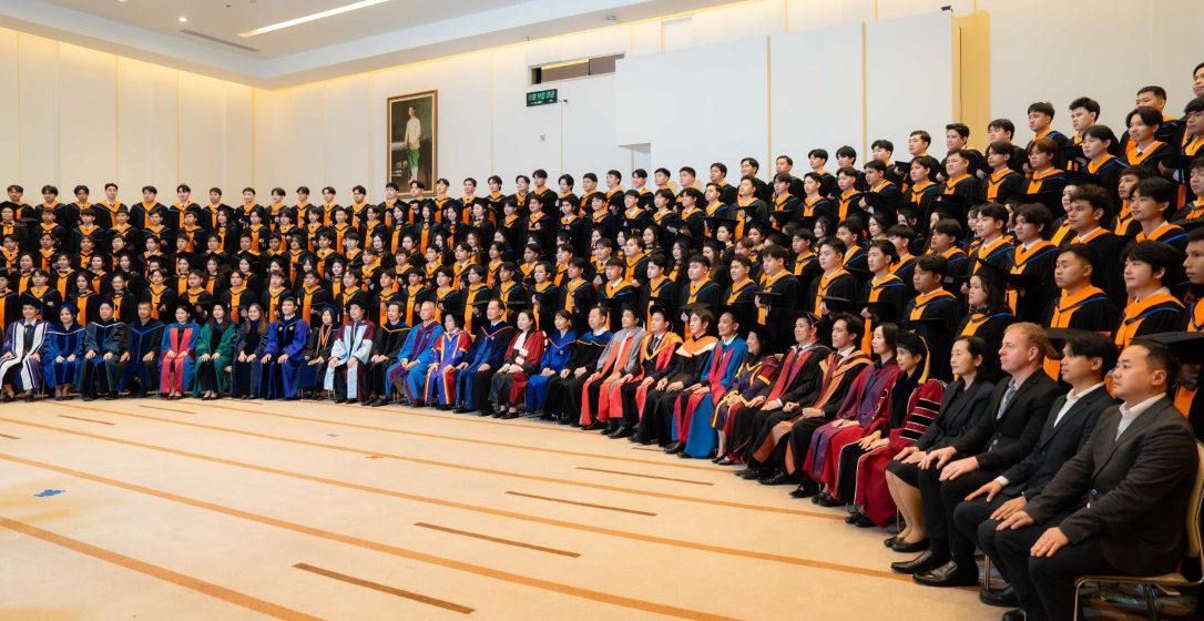 คณะ ICT ม.มหิดล (ICT Mahidol) จัดพิธีฝึกซ้อมรับพระราชทานปริญญาบัตร ปัจฉิมนิเทศ และถ่ายภาพหมู่ครุยวิทยฐานะ แก่ผู้สำเร็จการศึกษา ประจำปีการศึกษา 2568