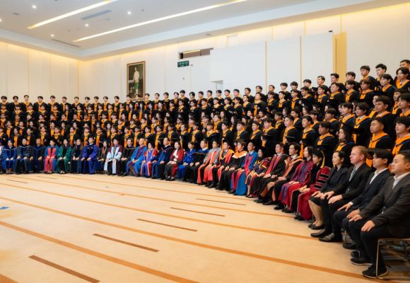 คณะ ICT ม.มหิดล (ICT Mahidol) จัดพิธีฝึกซ้อมรับพระราชทานปริญญาบัตร ปัจฉิมนิเทศ และถ่ายภาพหมู่ครุยวิทยฐานะ แก่ผู้สำเร็จการศึกษา ประจำปีการศึกษา 2568