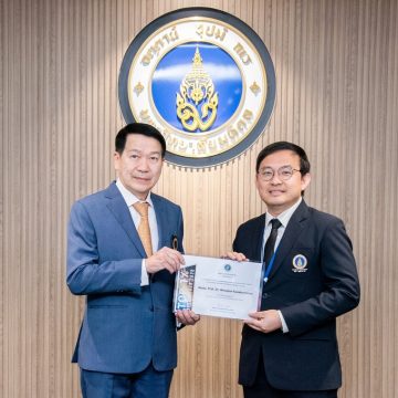ICT Mahidol instructor received a congratulatory certificate from the President of Mahidol University on the occasion of receiving the Mahidol University’s Top 1% Researcher 2025 award